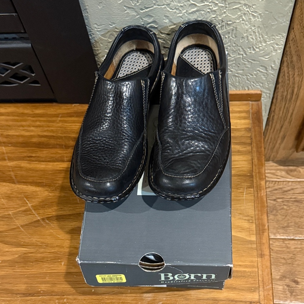 Born Women's Black Leather Flats sz 7